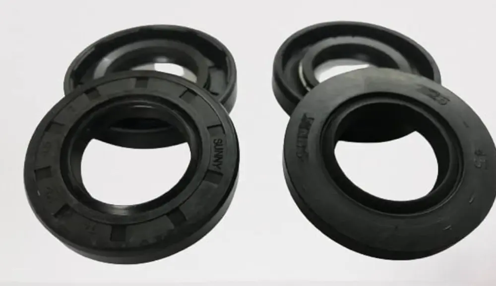 Black NBR rotary shaft oil seals of different sizes with moulded rubber lips